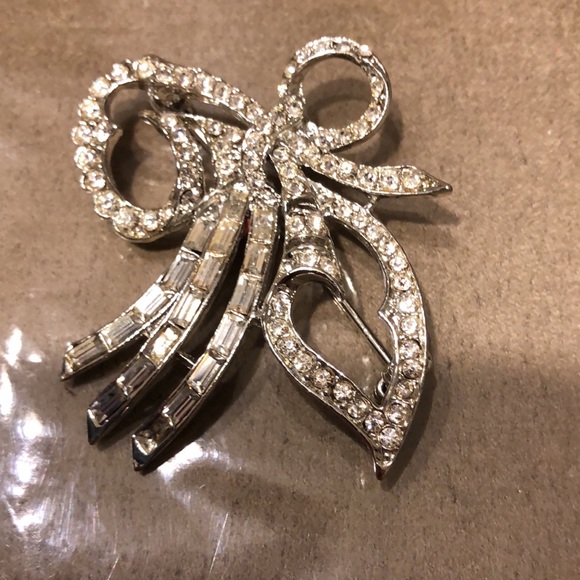Jewelry - Gorgeous Vintage🥳HP🥳Rhinestone Bow Pin